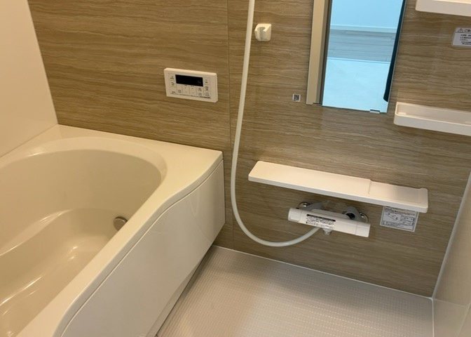 入浴時の快適さも大事なことですが、綺麗な状態を維持できなければ気持ちよく入浴できません。毎日の掃除が楽という点は大事なポイントになります！カビが生えにくく掃除がしやすい、壁や浴槽を選ぶといいでしょう。