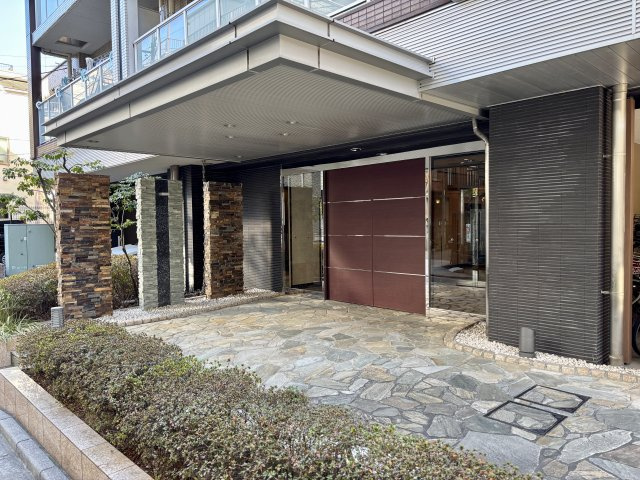 天井付きのエントランスアプローチ、雨天時の出入りも快適に配慮された設計です。