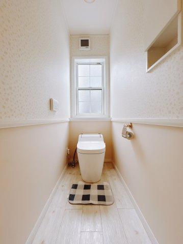 ■トイレ｜自然光が入る落ち着いた空間で1階と2階にトイレがございます♪ついつい長居してしまいますね♪