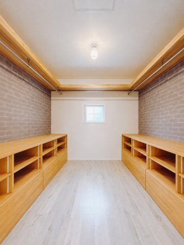■WIC｜主寝室には夢のウォークインがございます♪お洋服やバッグだけでなく、増えていくお洋服やご家族での思い出の品もしっかりと収納します(　＾＾　)