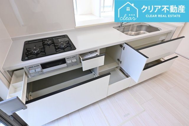 スライド収納付きシステムキッチン。パスタ鍋や圧力鍋の出し入れもスムーズ！