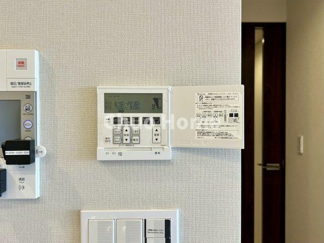 【床暖房】冬は足元から暖めてくれる床暖房はエアコンとは違って埃が舞いませんので健康にも良さそうですね。
