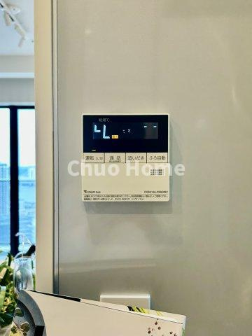 【給湯リモコン】外での一日を忘れさせてくれるオートバス機能でお好みの湯量・温度に調整された浴槽。