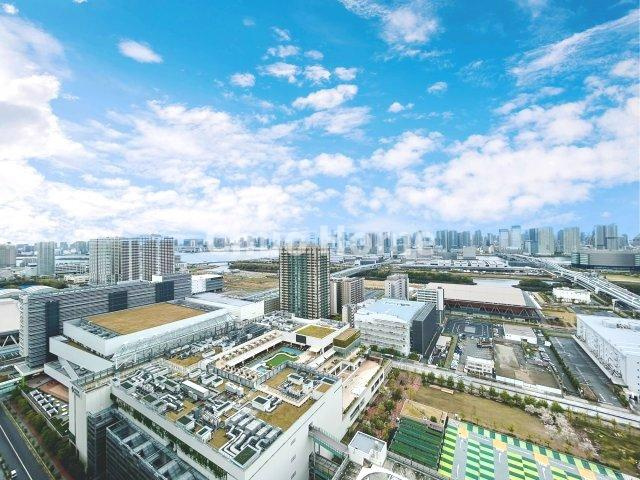 手を伸ばせば、ふれることが出来そうな環境が、そのままインテリアになったような印象です。その豊かな眺望にふさわしい空間には、通風・採光にも優れ、心地よい光と風があふれています
