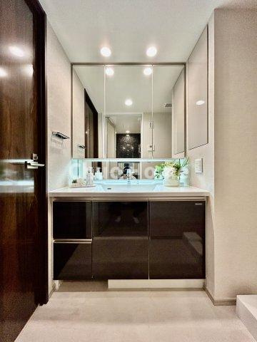 【洗面化粧台】洗面化粧台には三面鏡を採用。身だしなみを整えやすい事はもちろんですが、鏡の後ろに収納スペースを設ける事により、散らかりやすい洗面スペースをすっきりさせる事が出来るのも嬉しいですね
