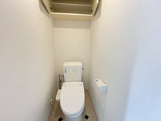 上部収納もございますのでトイレ内の整頓もしやすいです
