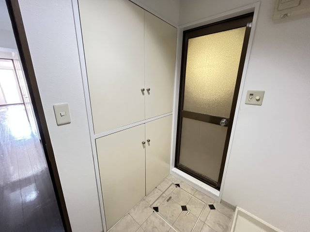 洗面所にも収納スペースがあります。すっきり整頓して頂けます。