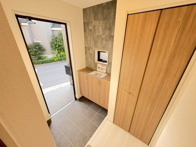 大容量のシューズボックスが設置されているのでいつでも玄関をスッキリと保てます。