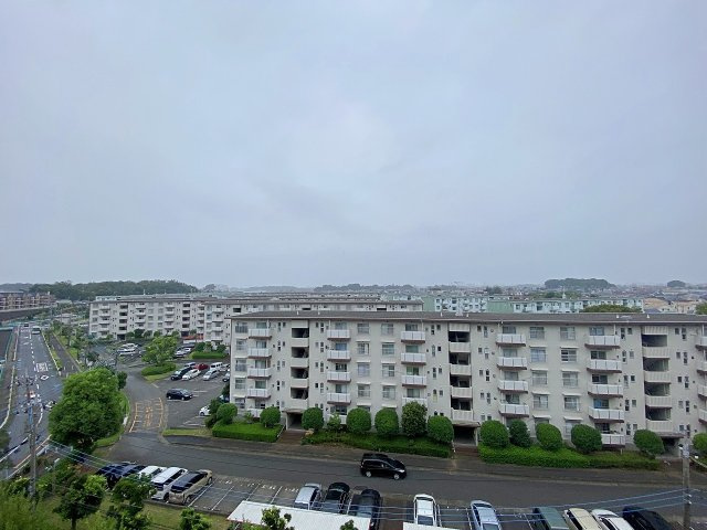 前面を遮る高い建物がなく、開放感あふれる素晴らしい眺望がお楽しみいただけます。心地よい風と陽光を感じられる気持ちの良いロケーションで、毎日爽やかな景色を堪能できます。