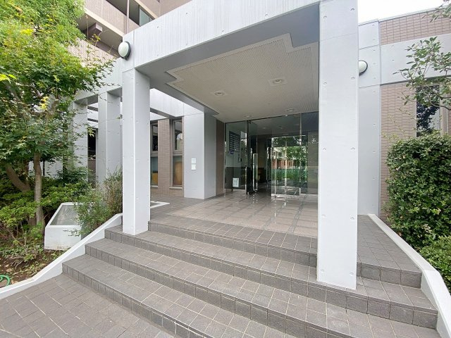 マンションの玄関口となるエントランスアプローチです。綺麗に整備されており管理体制の良さが伺えます。毎日の出入りもスムーズに行えるフラットなアプローチ設計となっています。