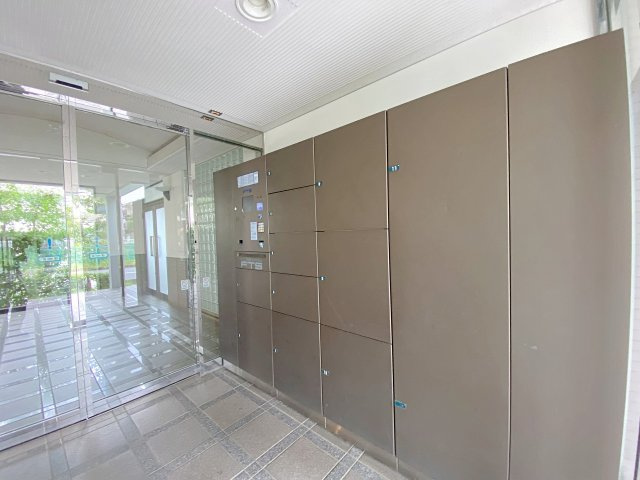 不在時でも荷物が受け取れる便利で安心な宅配ボックスを完備！再配達の手間が省け、共働きのご家庭や外出が多い方でも安心してネットショッピングをお楽しみいただけます。