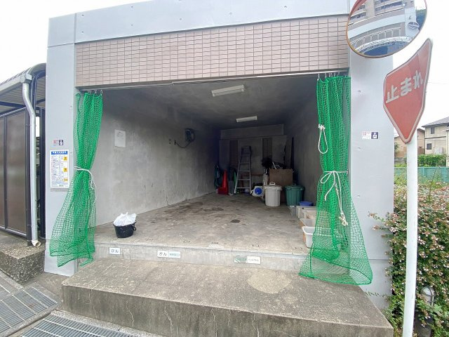敷地内に設置された管理の行き届いたゴミ置き場です。清掃が行き届いており清潔感が保たれています。敷地内にあるため雨の日のゴミ出しもスムーズでストレスなく行えます。