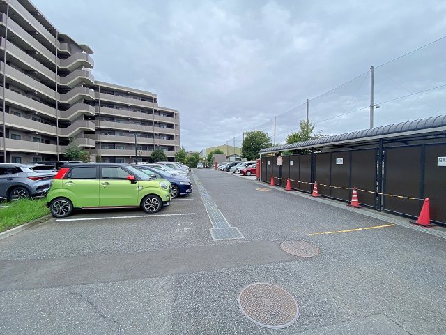 敷地内に確保された使い勝手の良い駐車場スペースです。広めの車庫スペースで出し入れや乗り降りがしやすく、愛車の保管も安心。空き状況につきましてはお気軽にお問合せください。