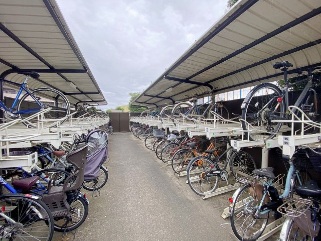 屋根付きで雨の日も安心な敷地内駐輪場です。大切な自転車を風雨から守ることができ、出し入れもスムーズ。整理整頓された空間で快適に利用できる共用設備となっております。