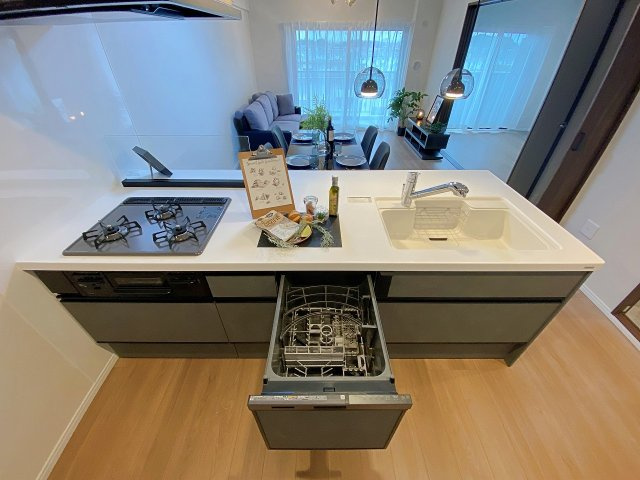 毎日の家事負担を大幅に軽減してくれる便利な食器洗い乾燥機を標準装備！手洗いに比べて節水効果も高く、食後の片付け時間を短縮してご家族との時間をゆったり楽しめます。