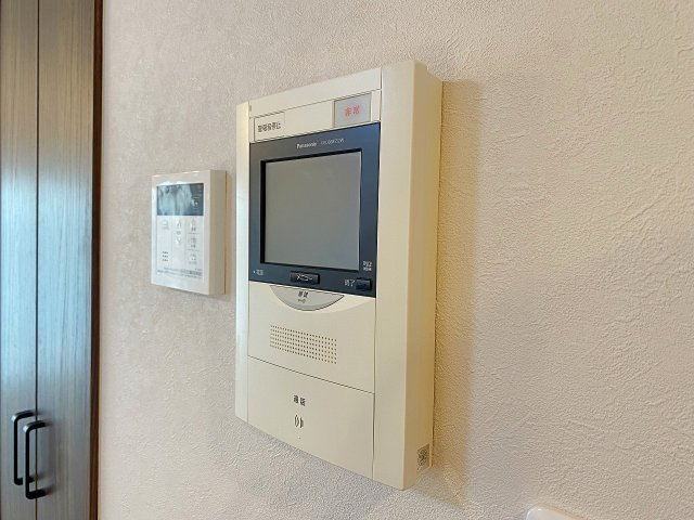 来訪者の顔を室内からしっかり確認できるTVモニター付きインターホンです。防犯性に優れており、お子様のお留守番や一人でのご在宅時にも安心してお過ごしいただけます。