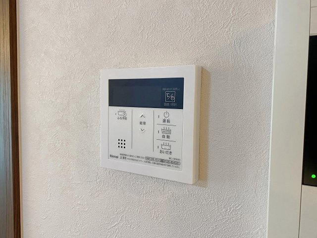 いつでも温かいお湯に浸かれる便利な追い焚き機能付きバスルームです。生活リズムの異なるご家族でも好きな時間に快適な入浴が楽しめ、節水にも貢献してくれる嬉しい設備です。