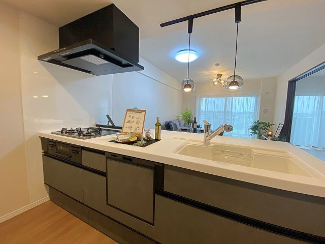 新規交換済みのシステムキッチン！使い勝手の良い動線設計で、毎日のお料理がより楽しくスマートに行えます。収納スペースも豊富でキッチンスペースをすっきり清潔に保てます。