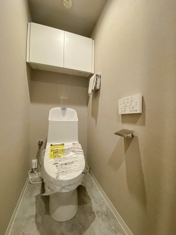 新規交換済みのウォシュレット機能付きトイレです。清潔感のあるスタイリッシュな空間で、毎日気持ちよくお使いいただけます。お手入れのしやすさも魅力的なポイントです。