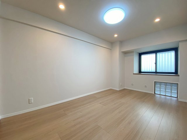 間取り図左上に位置する7.2帖の広々とした洋室です。心地よい光が入る明るい室内で、主寝室としても十分な広さがありインテリアの配置も自由に楽しんでいただけます。