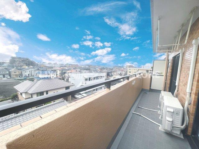 南に大きく面したバルコニーは太陽の温かな温もりをめいいっぱい受け止めてくれます。
