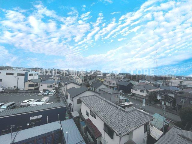 気持ちのいい空が見渡せる広いバルコニー。通風・採光にも優れ、心地よい光と風があふれています。