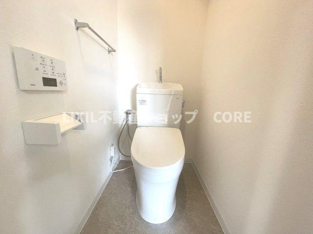 見た目もスッキリとしたデザインのトイレには温水洗浄暖房便座付き。
