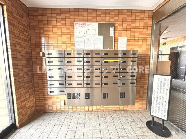 エントランス付近に設置されている郵便受けになります。