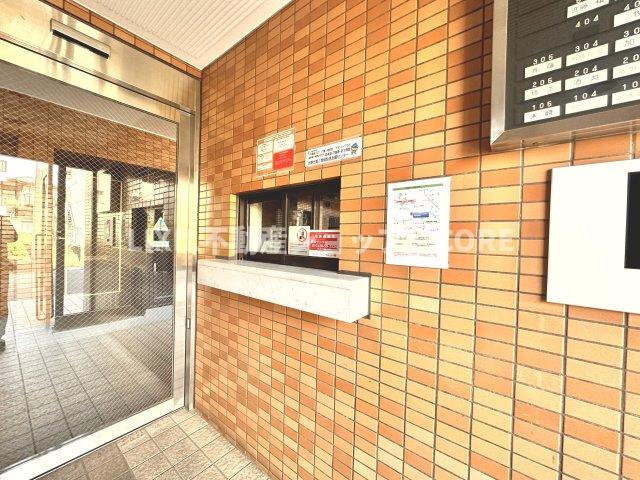 受付はマンションコンシェルジュがいる場合もあれば、管理人が滞在する小部屋を総称して呼ぶことがあります。