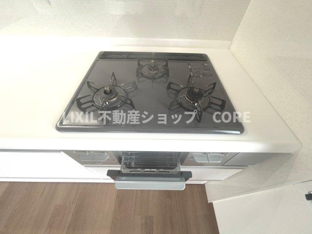 三口コンロで、お料理の効率もアップ！使い勝手の良さを考えました。お洒落なシステムキッチンです。