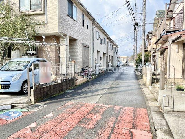 小学校・中学校が近く、子育て環境良好な立地。小さなお子様がいる方には、安心な立地になっております。