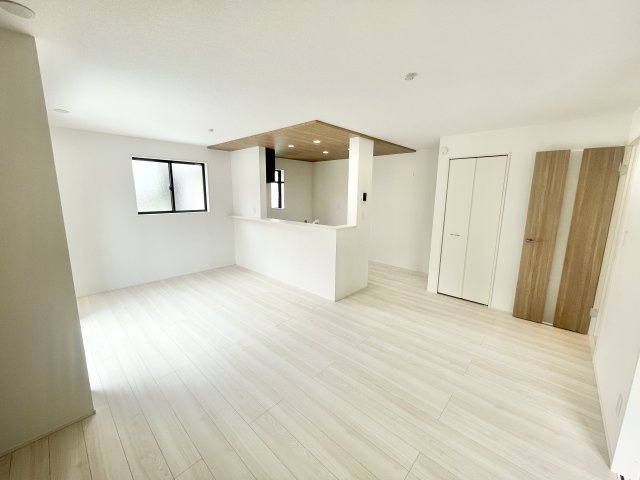 白を基調とした明るいお部屋となっております
