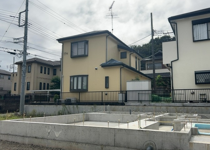 バルコニーは、室外の専用スペースのうち、「屋根がなく開放された空間」であるものを指します。ベランダより広いタイプのものが多く、日当たりもよいため家庭菜園などを楽しみたい人にとって適した環境となります。