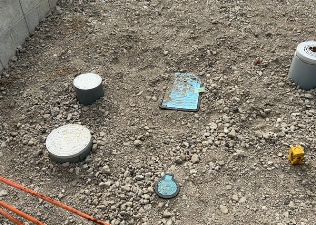 敷地内には、散水栓や立水栓があります。水道水を直接利用できるため、水を運ぶ手間を省くことが出来ます。大量の水を必要とする洗車作業や清掃などに役立ちます。その他設備とあわせて、現地でご確認ください。