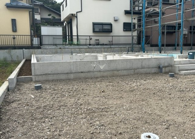 木造住宅とは土台、壁、柱など建築物の強度を支える構造体の材に木が使用されている構造を指します。構造体は建物の自重を支えるだけではなく風圧や水圧、積裁荷重などあらゆる衝撃に耐えるための基礎です。