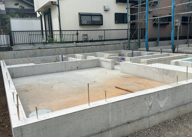ベタ基礎とは、柱の位置に関係なく全体に基礎がある事を指し、面積が大きい分建物の重さを全体に分散できます。また、地面からの湿気や害虫を遮断でき、木造住宅で心配されるシロアリ被害を防ぐ効果も期待できます。