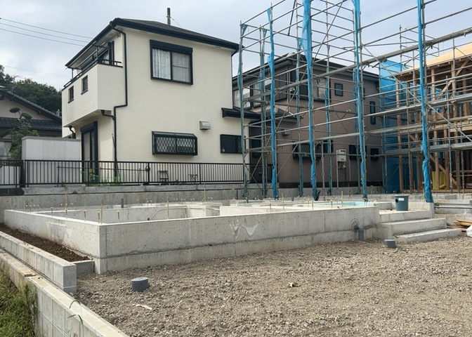 現地に行くなら、物件の周囲の地形がどうなっているかを見ることも大切です。周辺より低くなっている土地では、大雨などで水が集まりやすいため、地盤が弱くなっているということも考えられるため、注意が必要です。