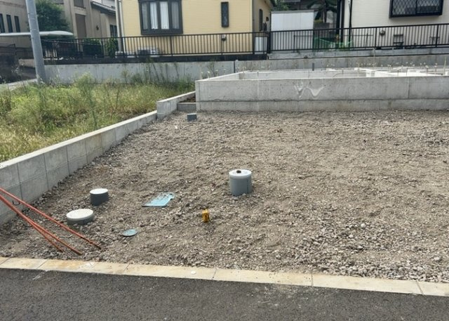 庭のある家に住むことのメリットとして、子どもたちの遊び場を確保できること、ガーデニングや家庭菜園を楽しめること、明るさを確保できることがあります。また、配置を工夫することでプライバシーが確保できます。