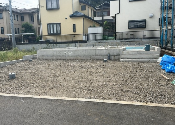 住宅用の土地では前面道路に2m以上接していなければならないと法律で定められています。しかし、お持ちの車のサイズやライフスタイルなどにより、2mでは利便が悪い場合もございますので、事前に確認しましょう。
