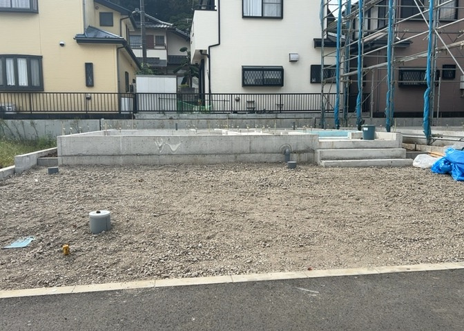 お持ちの車種によっては前面道路が広い方が便利でしょう。しかし、前面道路が広ければその分交通量が多くなるため、騒音などが気になる場合があります。実際に現地を見学し、周辺交通量や騒音などを確認しましょう！