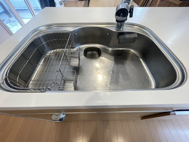 ゆとりある大型シンクを採用しており、毎日のお料理や後片付けもスムーズに行えます。広さがあるため大きな鍋やフライパンも洗いやすく、家事効率の向上にもつながります。対面キッチンならではの開放感があります。