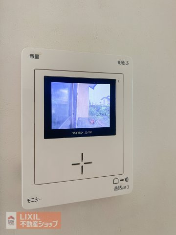 モニター付きインターホンです。玄関まで行かずに訪問者の姿を確認できるだけでなく、防犯にもつながるとても便利なアイテムですね。