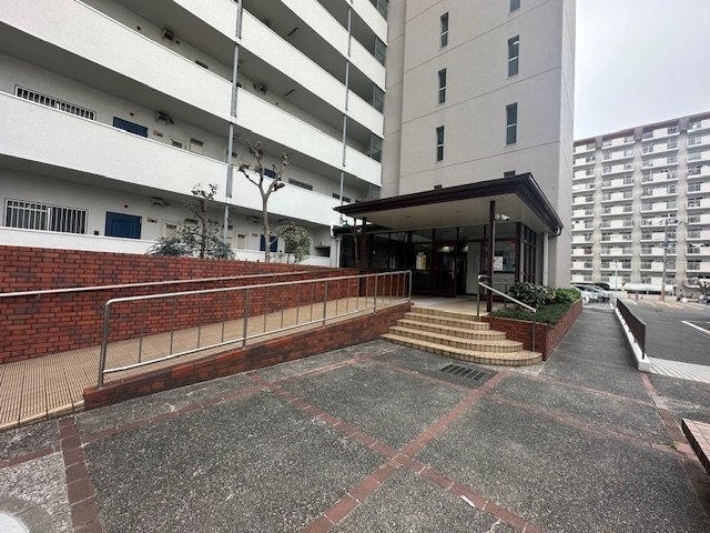 エントランスへはスロープや手すりが備わり、ベビーカーや車いすでも出入りもラクラクです。
