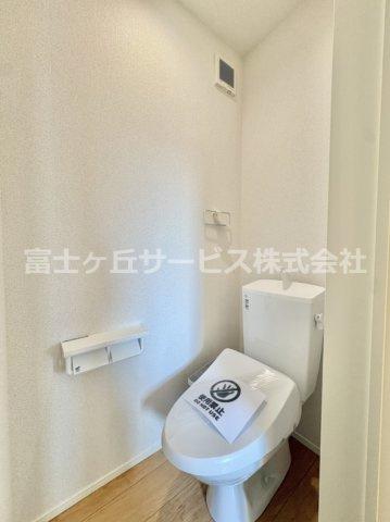 落ち着いた色調のトイレです