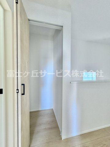 階段横の収納です
