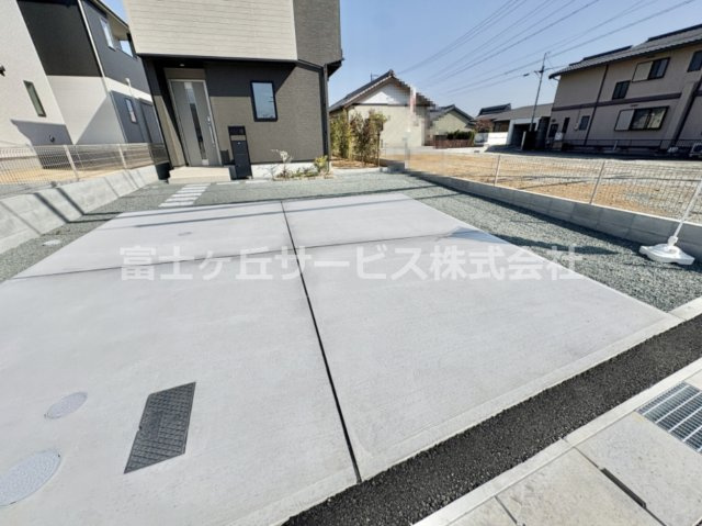 車をお持ちの方に嬉しい駐車場付きの物件です