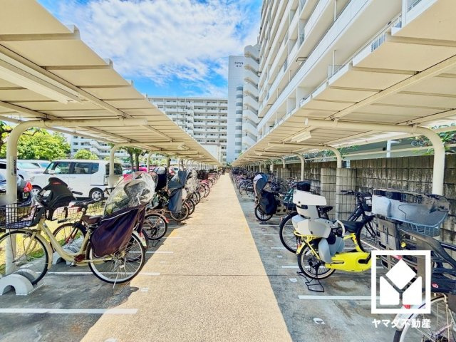 屋根付き駐輪場なので、雨や風、直射日光から自転車を守ることができます。しっかり区画が整理されており、使い勝手の良い設計です。