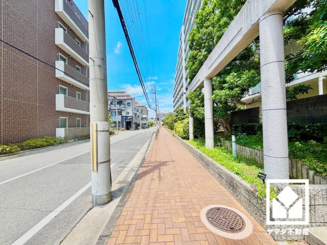 敷地内は木々が多く植えられていて、四季の移り変わりが感じられる緑豊かな景観です。落ち着いた雰囲気の中でゆとりある毎日をお過ごしいただけます。
