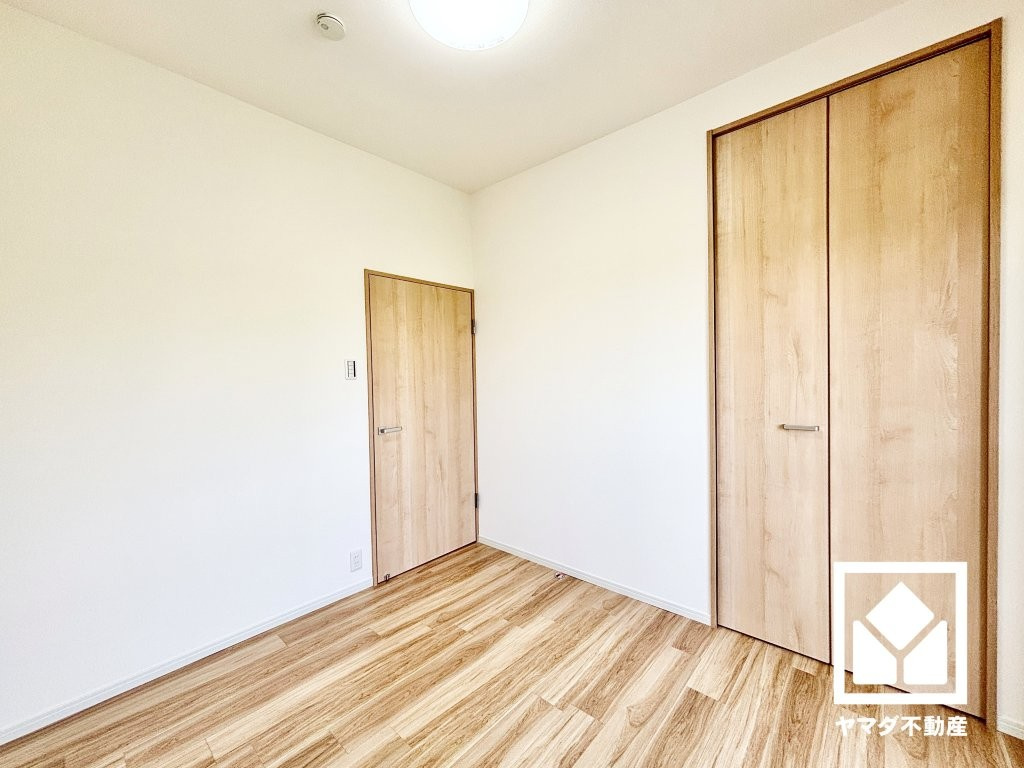 約4.9帖の洋室です。全居室に収納がございますので、お部屋の広さを最大限に活用できます。