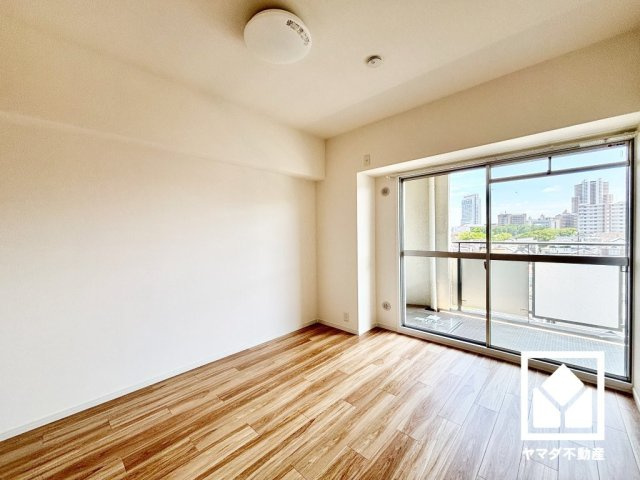 約6帖の洋室です。柔らかな光が差し込む洋室、快適で落ち着いた住まい。